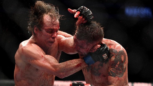 JACKSONVILLE, FLORIDA - MAY 16: Darren Elkins (R) of the United States fights Nate Landwehr (L) of the United States in their Featherweight bout during UFC Fight Night at VyStar Veterans Memorial Arena on May 16, 2020 in Jacksonville, Florida.   Douglas P. DeFelice/Getty Images/AFP