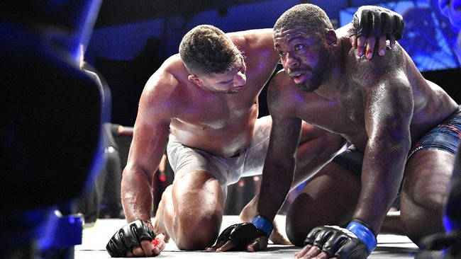 JACKSONVILLE, FLORIDA - MAY 16: Alistair Overeem (L) of Great Britain consuls Walt Harris of the United States after their Heavyweight bout during UFC Fight Night at VyStar Veterans Memorial Arena on May 16, 2020 in Jacksonville, Florida.   Douglas P. DeFelice/Getty Images/AFP