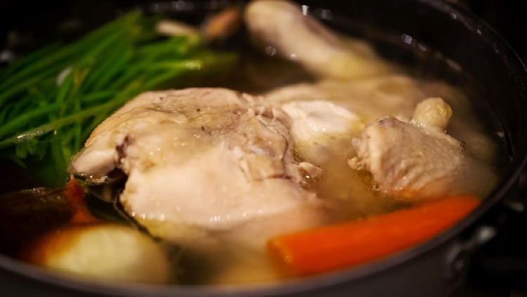 Memasak ayam Cooking chicken broth with vegetables in large pot