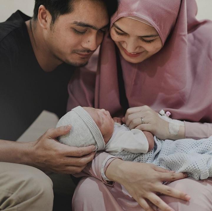 <p>1. Herfiza Novianti   Pada 21 Maret 2020, anak keempat Herfiza Novianti dan Ricky Harun lahir, Bun. Bayi berjenis kelamin perempuan itu diberi nama Aisyah Akyza Pratama. (Foto: Instagram @herfiza)</p>