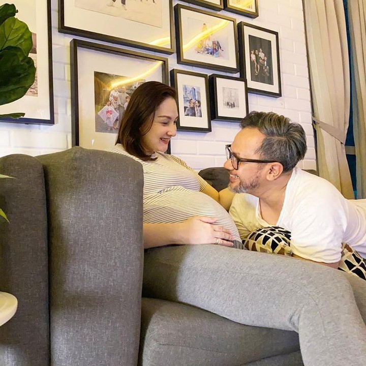 <p>Hamil anak keempat ini awalnya hanya bahan candaan, karena Mona dan Indra merasa kesepian kalau anak-anak pergi ke sekolah. (Foto: Instagram @monaratuliu)</p>