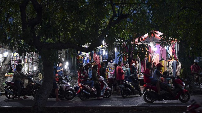 Pedagang yang sehari-hari berjualan tas dan dompet itu sudah tak berjualan lagi karena mengalami demam, lemas dan batuk sejak 27 Agustus lalu.