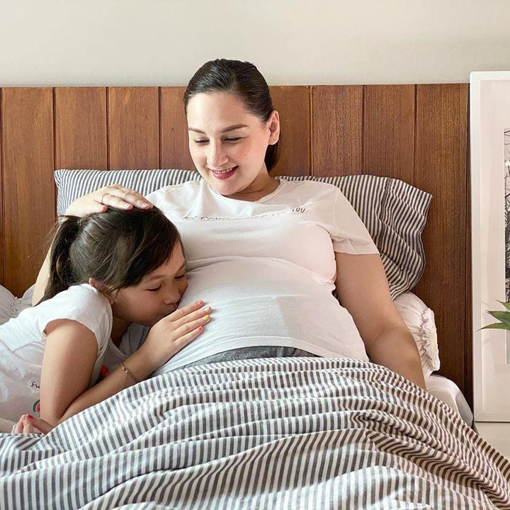 <p>Tidak hanya foto bersama sang suami, Mona juga mengambil beberapa potret bersama anak ketiganya, Nala. (Foto: Instagram @monaratuliu)</p>