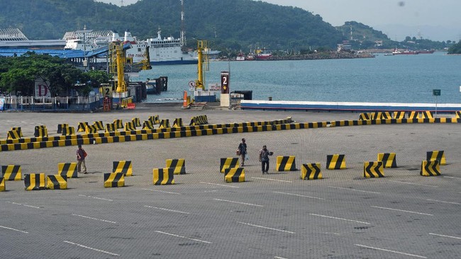 BMKG menyatakan cuaca buruk yang terjadi wilayah pulau Jawa bagian barat disebabkan terjadinya konvergensi atau pertemuan angin.