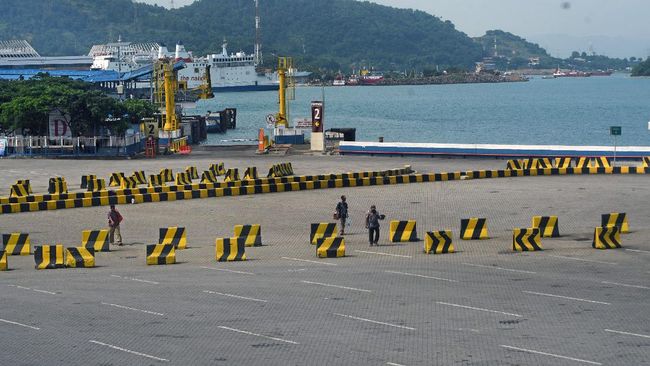 BMKG Jelaskan Sebab Cuaca Buruk di Merak Ganggu Penyeberangan BMKG menyatakan cuaca buruk yang terjadi wilayah pulau Jawa bagian barat disebabkan terjadinya konvergensi atau pertemuan angin.