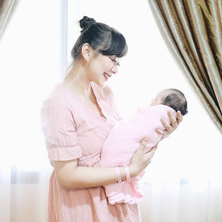 <p>3. Yuanita Christiani   Presenter cantik Yuanita Christiani melahirkan putri pertamanya pada 16 Maret 2020, Bunda. Putrinya yang menggemaskan itu diberi nama Arella Lenora Wiguna. (Foto: Instagram @yuanitachrist)</p>