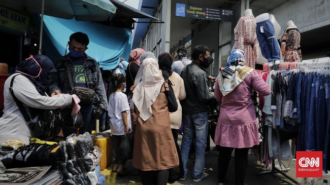 Warga mulai memadati pedagang kaki lima sekitar jalan Jatibaru, Tanah Abang. Jakarta, Minggu, 17 Mei 2020. Meski pemberlakuan PSBB Jakarta belum dicabut, sejumlah warga mulai melakukan aktivitas seperti biasa kembali. Data Kemenkes, 17.000 lebih warga telah positif terinfeksi corona, dengan kasus terbanyak DKI Jakarta dengan 5.881 kasus. CNNIndonesia/Adhi Wicaksono.