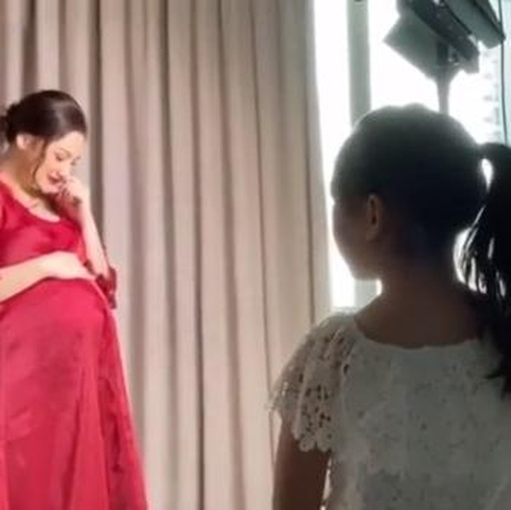 <p>Diakui Mona, selama ini ia tidak pernah memiliki foto atau kenangan masa kehamilan. Sehingga, terpaksa anak dan suaminya menjadi fotografer untuk maternity shoot di rumah. (Foto: Instagram @monaratuliu)</p>