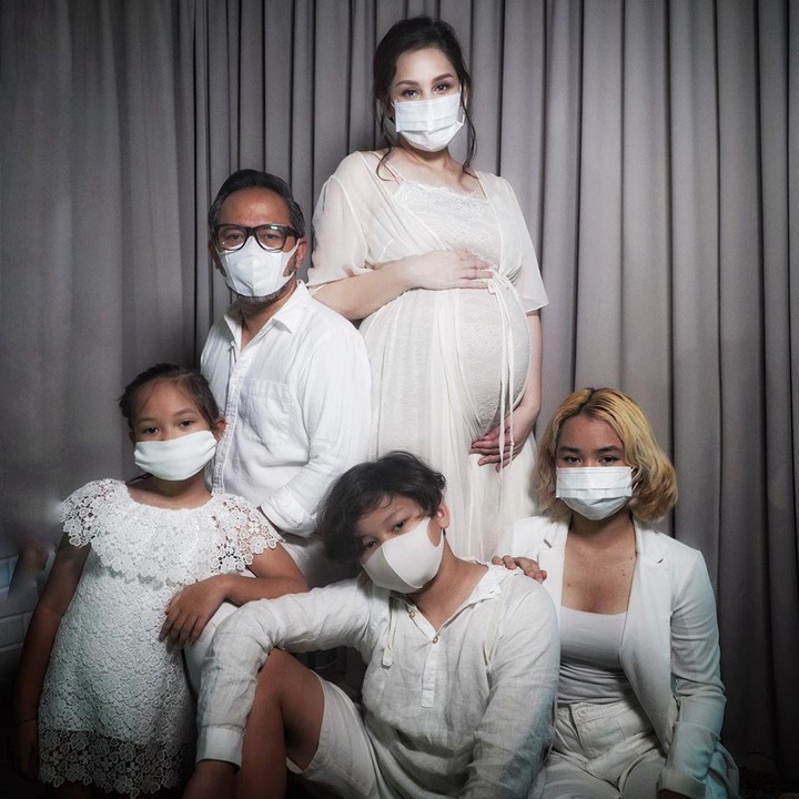 <p>Selain maternity shoot, Mona juga mengambil potret lengkap bersama keluarga, lengkap pakai masker. Ia ingin mengingat bahwa pada masa pandemi Corona, mereka keluarga yang saling memiliki dan mendukung. (Foto: Instagram @monaratuliu)</p>