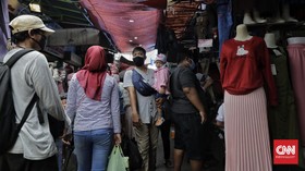 Warga Sukabumi Berdesakan di Pasar Usai Pelonggaran PSBB