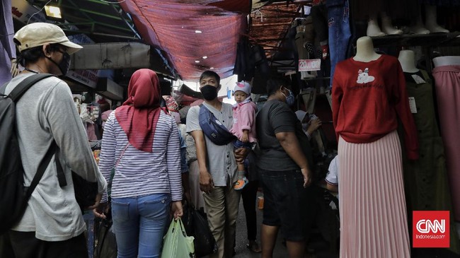 Warga mulai memadati pedagang kaki lima sekitar jalan Jatibaru, Tanah Abang. Jakarta, Minggu, 17 Mei 2020. Meski pemberlakuan PSBB Jakarta belum dicabut, sejumlah warga mulai melakukan aktivitas seperti biasa kembali. Data Kemenkes, 17.000 lebih warga telah positif terinfeksi corona, dengan kasus terbanyak DKI Jakarta dengan 5.881 kasus. CNNIndonesia/Adhi Wicaksono.