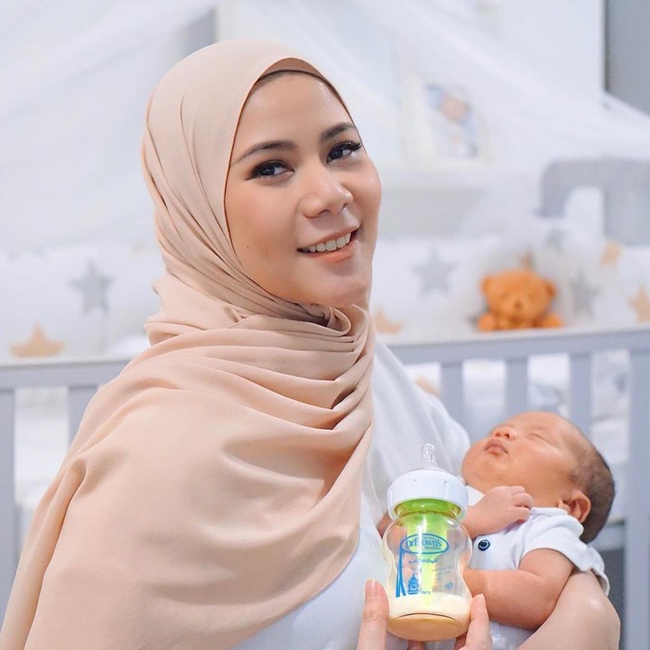<p>4. Cynthia Ramlan   Artis Cynthia Ramlan melahirkan anak keduanya pada 20 Maret 2020. Sang putra diberi nama Kaiser Arsyanendra Tjokro lahir dengan sehat. (Foto: Instagram @cynthiaramlan)</p>