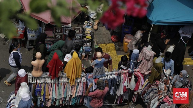 Sejumlah pedagang Tanah Abang kebingungan belum menerima kupon penyuntikan vaksin. Sekitar 55 ribu pedagang ditargetkan bakal disuntik.