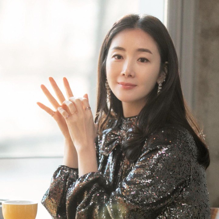 <p>Sebagai aktris veteran, akting Choi Ji Woo selalu memukau di drama yang dibintanginya. (Foto: Instagram @yg_stage)</p>