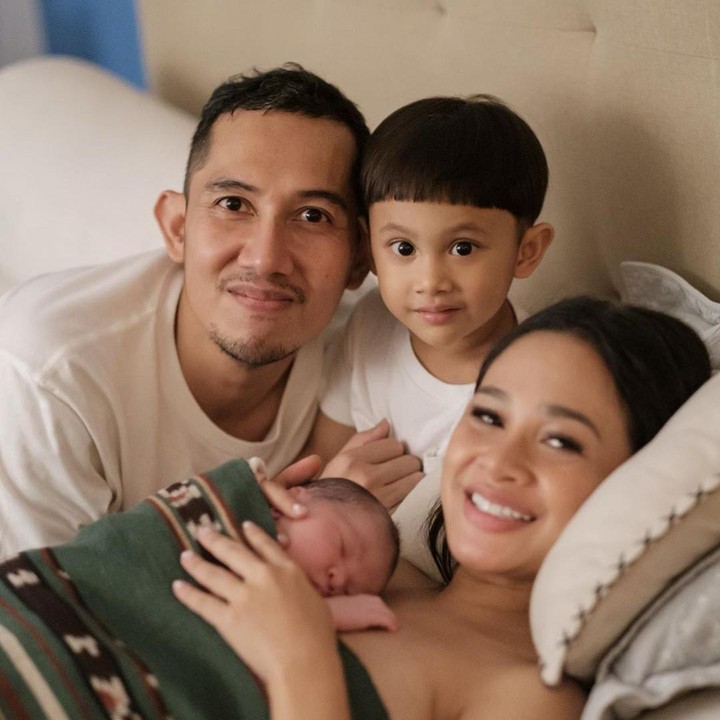 <p>2. Andien Aisyah   Penyanyi Andien Aisyah dikaruniai anak kedua bernama Tarisma Jingga, pada 1 Mei 2020 pukul 22.28 WIB. Putra yang dipanggil Tabi itu lahir dengan berat 3,7 kg dan panjang 51 cm di rumah, dengan proses water birth. (Foto: Instagram @andienaisyah)</p>