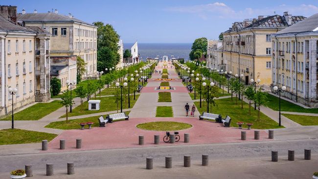 Sightseeing of Estonia. Cityscape of Sillamae. Mere Boulevard - a popular promenade in the city center