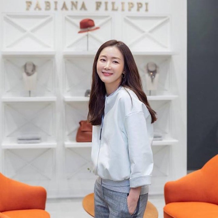 <p>Meski tampil casual, wajah cantik dan awet muda tetap terpancar dari Choi Ji Wo. (Foto: Istimewa)</p>