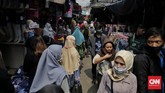 Pasar Tanah Abang kembali Ramai Warga mulai memadati pedagang kaki lima sekitar jalan Jatibaru, Tanah Abang. Jakarta, Minggu, 17 Mei 2020. Meski pemberlakuan PSBB Jakarta belum dicabut, sejumlah warga mulai melakukan aktivitas seperti biasa kembali. Data Kemenkes, 17.000 lebih warga telah positif terinfeksi corona, dengan kasus terbanyak DKI Jakarta dengan 5.881 kasus. CNNIndonesia/Adhi Wicaksono.