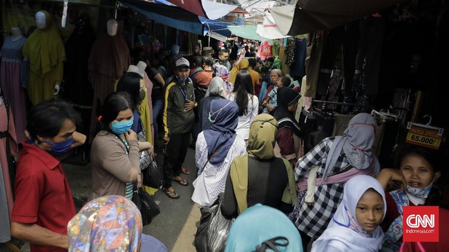 Warga mulai memadati pedagang kaki lima sekitar jalan Jatibaru, Tanah Abang. Jakarta, Minggu, 17 Mei 2020. Meski pemberlakuan PSBB Jakarta belum dicabut, sejumlah warga mulai melakukan aktivitas seperti biasa kembali. Data Kemenkes, 17.000 lebih warga telah positif terinfeksi corona, dengan kasus terbanyak DKI Jakarta dengan 5.881 kasus. CNNIndonesia/Adhi Wicaksono.
