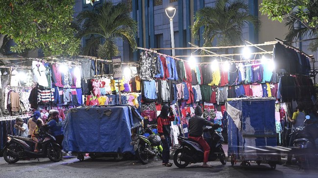 Pedagang melayani pembeli di jalan Kramat Raya, Jakarta Utara, Minggu (17/5/2020). Meskipun dalam masa Pembatasan Sosial Berskala Besar (PSBB) tahap 2 di Jakarta, tapi pedagang tersebut tetap menggelar dagangannya di pinggir jalan. ANTARA FOTO/Nova Wahyudi/aww.