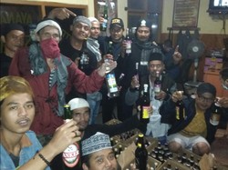 Ormas Islam Gerebek Penjual Miras di Sukabumi, Ratusan Botol Diamankan