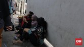 Pasar Tanah Abang kembali Ramai Warga mulai memadati pedagang kaki lima sekitar jalan Jatibaru, Tanah Abang. Jakarta, Minggu, 17 Mei 2020. Meski pemberlakuan PSBB Jakarta belum dicabut, sejumlah warga mulai melakukan aktivitas seperti biasa kembali. Data Kemenkes, 17.000 lebih warga telah positif terinfeksi corona, dengan kasus terbanyak DKI Jakarta dengan 5.881 kasus. CNNIndonesia/Adhi Wicaksono.