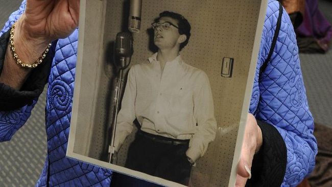 Maria Elena Holly who is the widow of rock legend Buddy Holly, holds a rare studio photo of him before an auction of the late singers memorabilia at the Heritage Auction Gallery in Beverly Hills on April 9, 2010. Items on auction include a 1959 Buddy Holly Apartment Tapes six-song acetate featuring songs recorded weeks before Holly's death,  a never-released song, rare 45s of Holly's music, recording studio photos and tour pictures taken by Buddy and Maria Elena, and a selection of Holly's favorite cigarette lighters; and a grouping of his personal clothing and casual dress attire. Holly proposed marriage to Maria Elana on their very first date and were married for less than 6 months before Holly's death in a 1959 light plane crash.           AFP PHOTO/Mark RALSTON (Photo by MARK RALSTON / AFP)