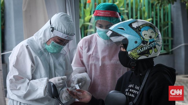 Menristek klaim alat deteksi Covid-19 LIPI dan buatan UGM 97 persen lebih akurat ketimbang alat tes PCR virus corona.