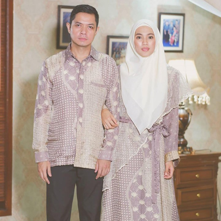<p>2. Alyssa Soebandono dan Dude Herlino<br /><br />Batik masih tetap menjadi pilihan sebagai salah model baju Lebaran seperti yang dikenakan pasangan artis ini. Padu padan yang ciamik membuat Alyssa dan Dude tetap tampil menarikan kan, Bunda? (Foto: Instagram @ichasoebandono)</p>