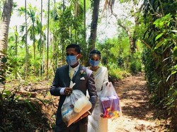 Batalkan Resepsi karena Corona, Pengantin Berbagi Makanan ke Orang Tak Mampu