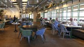 Restoran di Amerika Mulai Dibuka Kembali With social distancing guidelines in place, Flower Child restaurant, part of the Fox Restaurant Concepts' Phoenix-based eateries, opens for dine-in service, expanding from their takeout option, as Arizona slowly relaxes restrictions due to the coronavirus Monday, May 11, 2020, in Phoenix. (AP Photo/Ross D. Franklin)