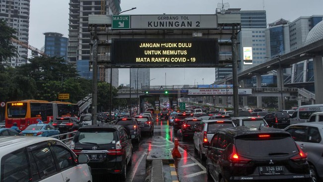 Sejumlah pengendara kendaraan bermotor mengalami kemacetan lalu lintas di Tol Dalam Kota, Kuningan, Jakarta, Senin (18/5/2020). Meski masa pembatasan sosial berskala besar (PSBB) masih berlangsung, kemacetan lalu lintas masih terjadi di Ibukota. ANTARA FOTO/Rifki N/app/pras.