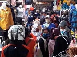 PSBB Sumedang, Warga Tetap Ramai Serbu Pasar Berburu Baju Dulag