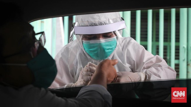 Warga ikut rapid test sistem drive thru gratis di Stadion Patriot Candrabhaga, Bekasi, Jawa Barat, Senin, 18 Mei 2020. Pemkot Bekasi menyediakan 50.000 alat rapid test dengan sistem drive thru secara gratis untuk masyarakat mulai 9 Mei hingga 31 Mei 2020. CNNIndonesia/Safir Makki