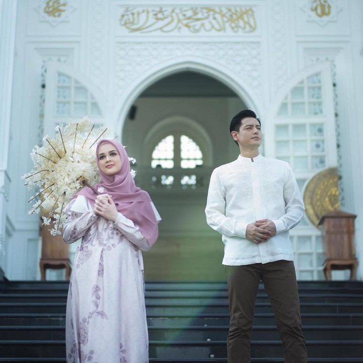 <p>5. Cut Meyriska dan Roger Danuarta<br /><br />Baju yang dikenakan Cut Meyriska dan Roger dengan warna pastel dan netral ini juga apik dikenakan saat Lebaran. Pastel memang menjadi warna paling aman ya Bunda. Selain mudah dipadu padankan, warna ini juga tidak ada matinya dari tahun ke tahun. (Foto: Instagram @cutratumeyriska)</p>