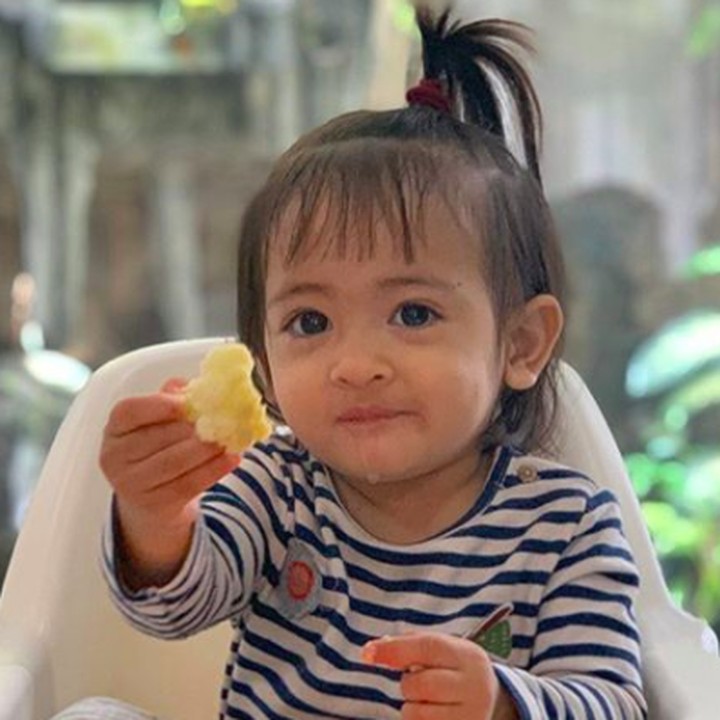 <p>Enggak cuma hobi ngemil, Nilouh juga pintar lho makan sayur dan buah-buahan. (Foto: Instagram @nadiamulya)</p>