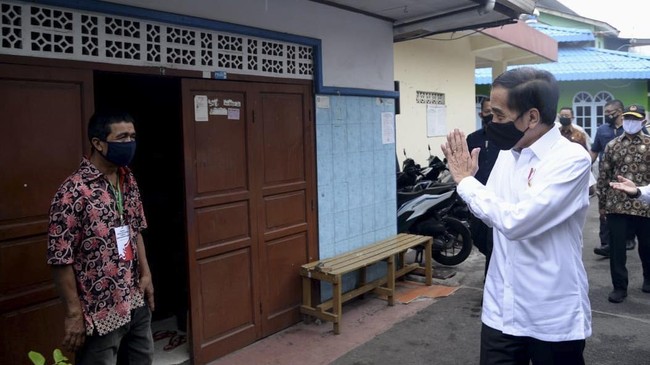 Presiden Joko Widodo membagikan sembako tahap III di Johar Baru, Jakarta, Senin (18/5)