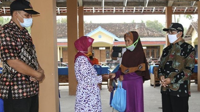 Seorang warga Desa Krembangan, Kecamatan Panjantan, Kabupaten Kulon Progo, Daerah Istimewa Yogyakarta, Ponikem, 50 tahun mengembalikan BS. (Foto ANTARA/HO-Diskominfo Kulon Progo)