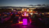 Disko Mobil di Jerman People celebrate a party in their cars during a car disco event playing house music in Altenburg, Germany, Saturday, May 16, 2020. Due to the coronavirus pandemic, major events are restricted and the car disco is an alternative that people enjoy. Up to 250 cars are allowed on the premises and people can celebrate until 1 a.m. (AP Photo/Jens Meyer)