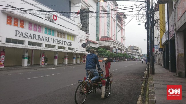Area Pasar Baru Bandung tutup untuk mencegah penyebaran virus corona, Senin (18/5).