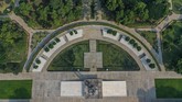 Melihat Jakarta Dari Atas Saat Pandemi Foto udara Lapangan Banteng yang sepi saat diberlakukan PSBB di Jakarta, Senin (13/4/2020). ANTARA FOTO/Galih Pradipta