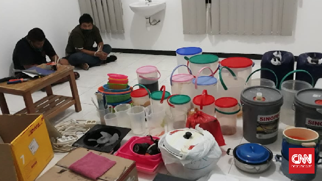 Tim Gabungan BNNP Jawa Timur dan BNNP Jawa Tengah menggrebek sebuah rumah di Perumahan BSB Semarang yang dijadikan pabrik narkoba.