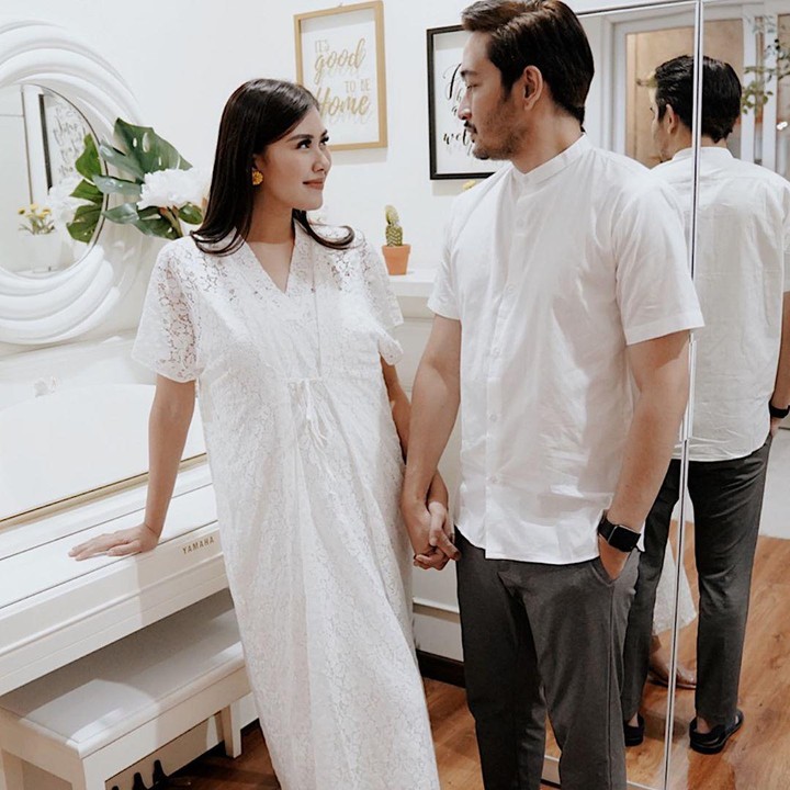 <p>4. Syahnaz Shadiqa dan Jeje Govinda<br /><br />Baju nuansa putih yang dikenakan pasangan Syahnaz dan suaminya Jeje tampak sederhana namun bersahaja. Dress brokat lengan pendek Syahnaz terlihat stylish meski simpel. Sedangkan baju koko putih yang dipakai Jeje memberi kesan santai. (Foto: Instagram @syahnazs)</p>