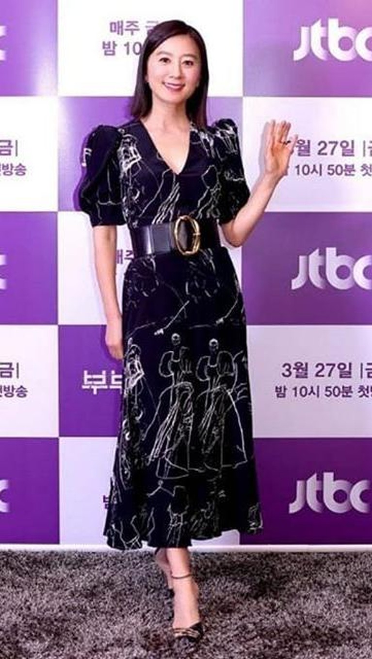Kim Hee Ae / Ji Sun Woo di The World of The Married