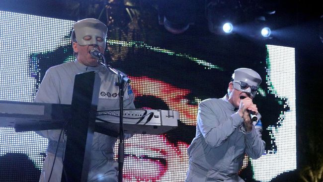 INDIO, CA - APRIL 17: Musician Gerald Casale (L) and Mark Mothersbaugh of the band Devo perform during day two of the Coachella Valley Music & Arts Festival 2010 held at the Empire Polo Club on April 17, 2010 in Indio, California.   Noel Vasquez/Getty Images/AFP