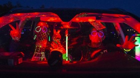 FOTO: Gembira Berdisko dari Dalam Mobil