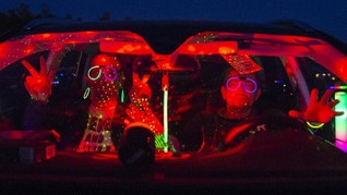 FOTO: Gembira Berdisko dari Dalam Mobil
