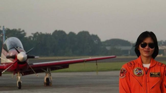 Ajeng Tresna Dwi Wijayanti Letda Pnb Ajeng Tresna Dwi Wijayanti akan dinobatkan menjadi penerbang tempur perempuan pertama di TNI Angkatan Udara.