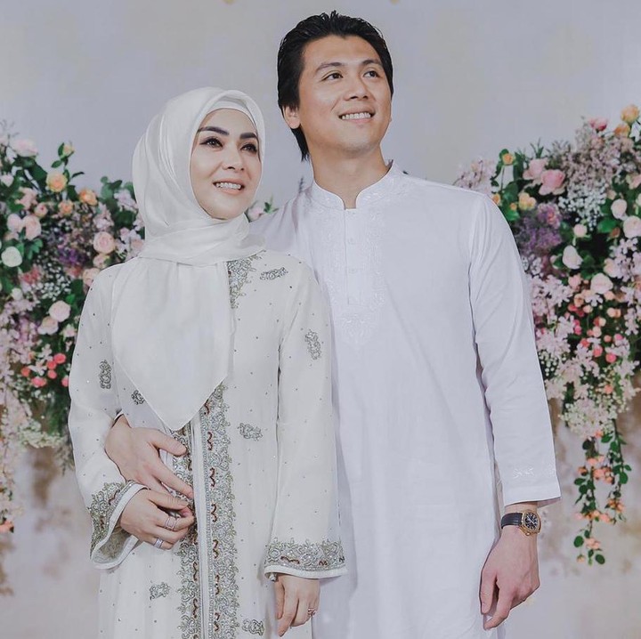 <p>3. Syahrini dan Reino Barack<br /><br />Baju putih memang identik dengan Lebaran, sebagai contohnya pakaian yang dipakai Syahrini bersama Reino. Gamis broken white dengan aksen cantik dipadu hijab putih polos tampak sempurna berdampingan dengan baju gamis pria simpel yang dikenakan Reino. (Foto: Instagram @princessyahrini)</p>