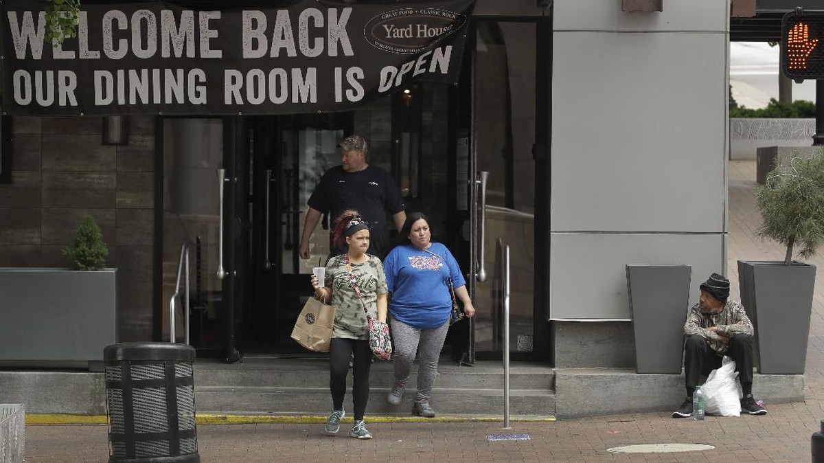 FOTO: Bisnis Restoran AS Terapkan New Normal